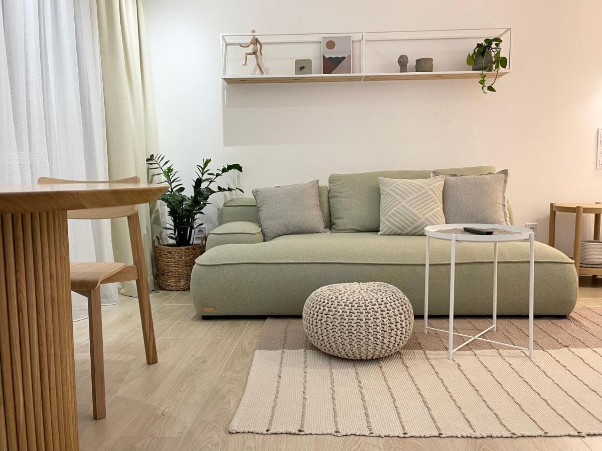 White Goose Apartment *